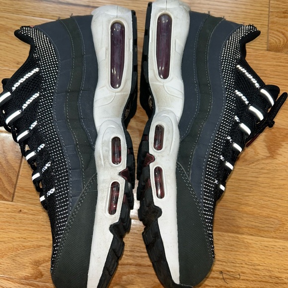 Nike Air Max 95 Red and Black Sneakers size 11 - Picture 4 of 8